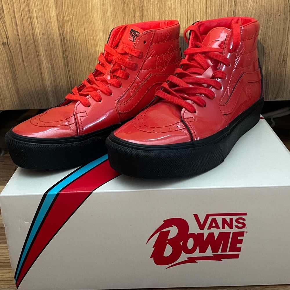 𝅺Vans David Bowie Ziggy Stardust Sk8 Hi Red Black Women's Size 7/Men’s Size 5